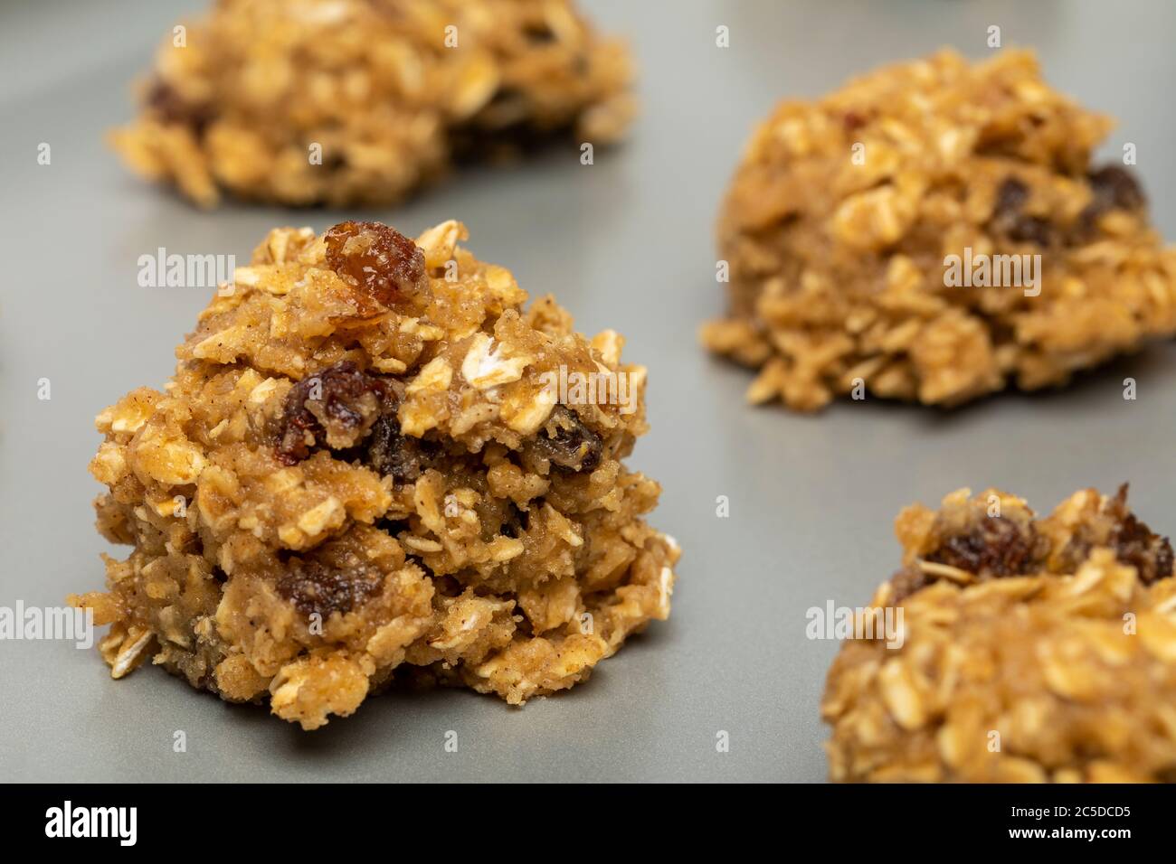 Palline di pasta di biscotti Raisin di farina d'avena su foglio di cottura Foto Stock