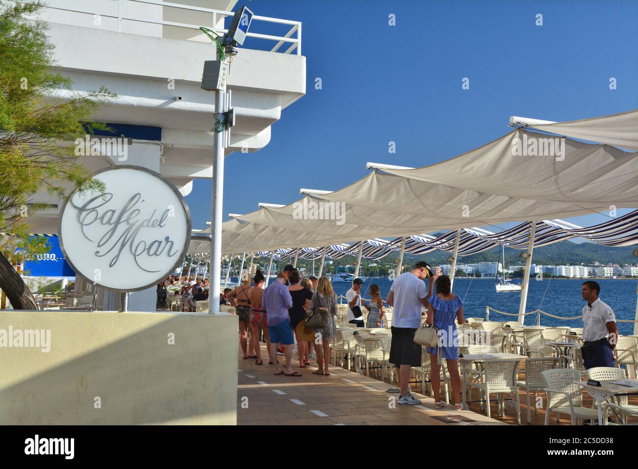 IBIZA, SPAGNA - 12 LUGLIO 2017: Cafe del Mar a San Antonio de Portmany sull'isola di Ibiza. E' un famoso bar sul mare con le migliori vedute del tramonto con l Foto Stock