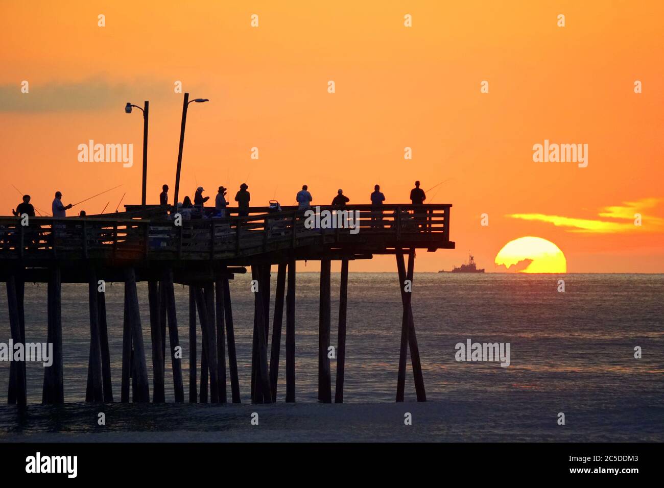 Splendida alba con vista sul molo di pesca a Virginia Beach, U.S.A Foto Stock