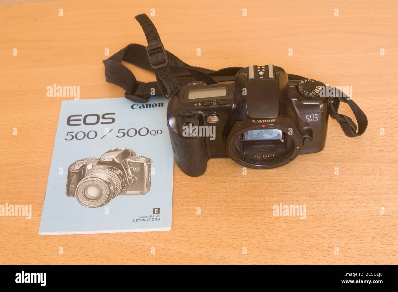Fotocamera reflex Canon EOS a obiettivo singolo usata e manuale di istruzioni Foto Stock