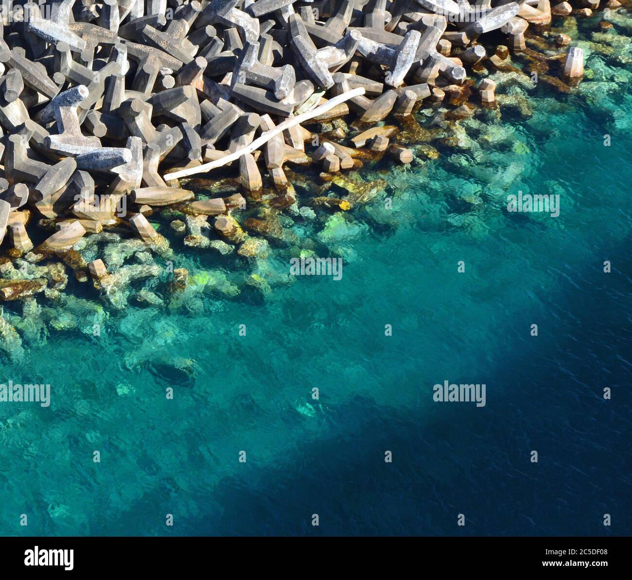 Frangiflutti in cemento sulla costa portuale. Interruttori automatici Foto Stock