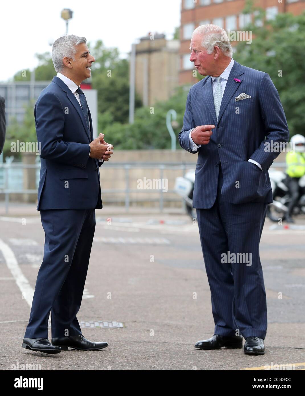 Il Principe del Galles (a destra) e il Sindaco di Londra, Sadiq Khan, durante una visita alla sede centrale della metropolitana di Londra a West Kensington, Londra, per incontrare il personale del trasporto per Londra che ha contribuito a mantenere il servizio di metropolitana durante la pandemia del coronavirus. Foto Stock