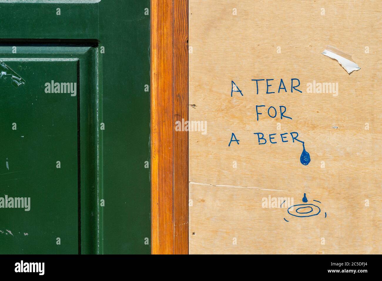 Cork, Irlanda. 2 luglio 2020. Graffiti su un pub a bordo in città di Cork sembra indicare che lo scrittore potrebbe fare con una birra. Credit: Notizie dal vivo di AG/Alamy Foto Stock