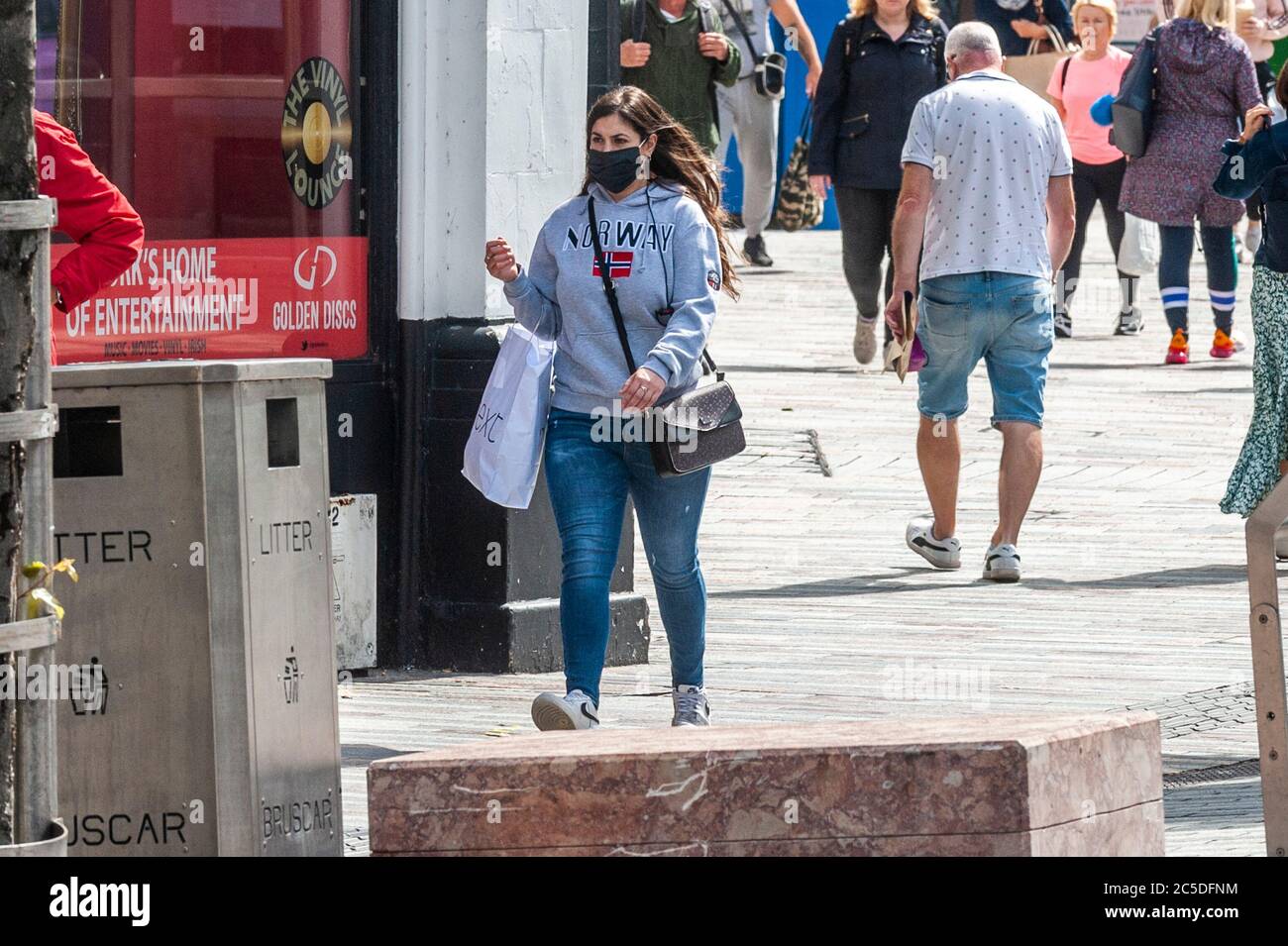 Cork, Irlanda. 2 luglio 2020. Una donna indossa una maschera facciale nella città di Cork per proteggersi contro Covid-19. Credit: Notizie dal vivo di AG/Alamy Foto Stock