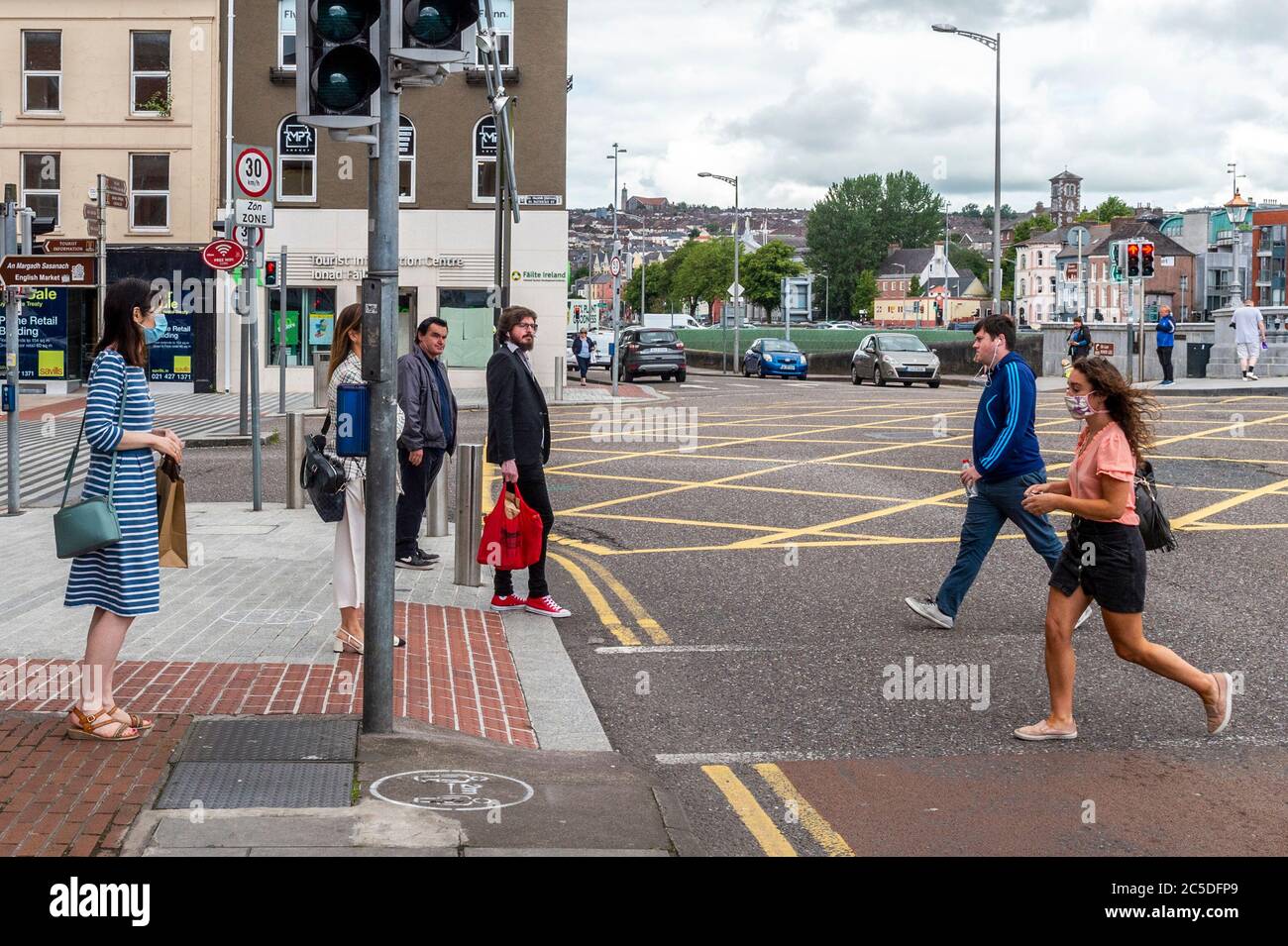 Cork, Irlanda. 2 luglio 2020. La gente indossa maschere a Cork per proteggersi contro Covid-19. Credit: AG News/Alamy Live News Foto Stock