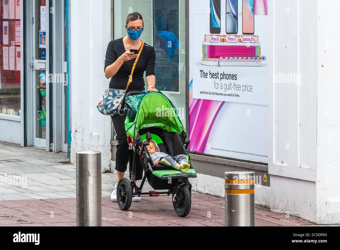 Cork, Irlanda. 2 luglio 2020. Una donna indossa una maschera facciale nella città di Cork per proteggersi contro Covid-19. Credit: Notizie dal vivo di AG/Alamy Foto Stock