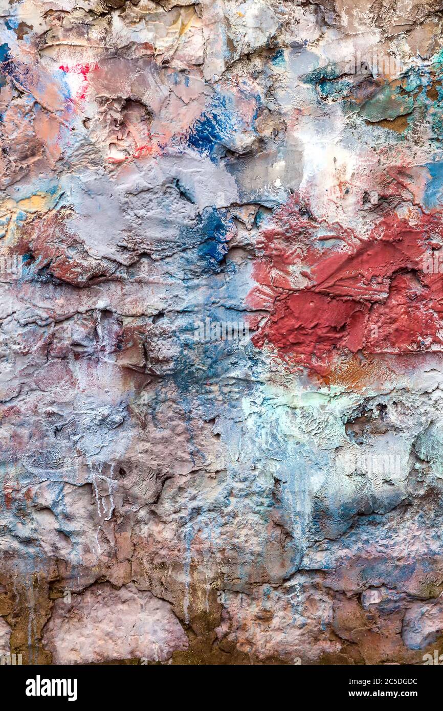 Vecchio astratto rosso blu multicolore dipinto pietra mattone muro texture sfondo Foto Stock