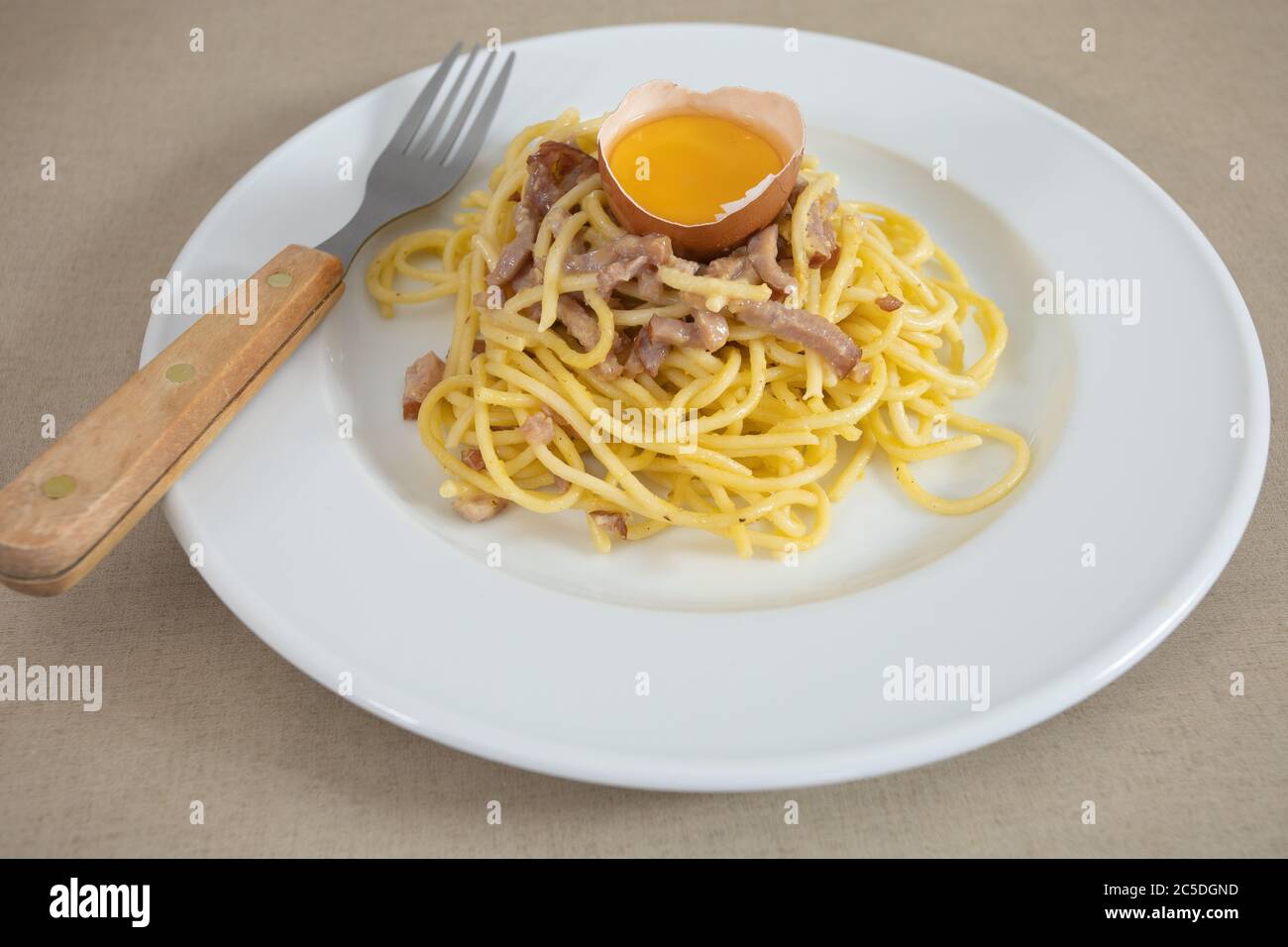 piatto di spaghetti di carbonara su un tavolo Foto Stock