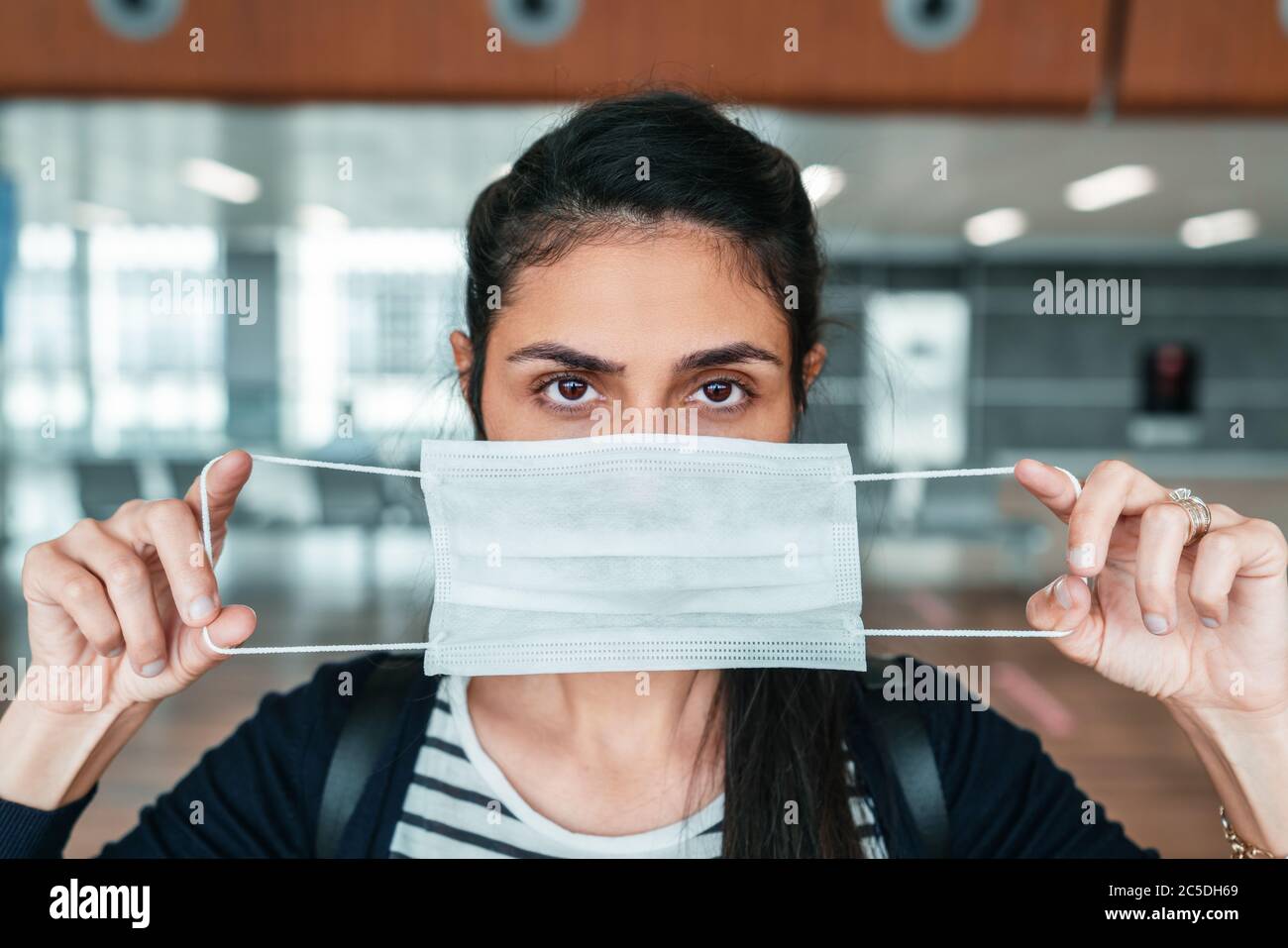 Giovane donna con maschera chirurgica, protezione e precauzione per malattie contagiose. Interruzione del virus corona. Foto di alta qualità Foto Stock