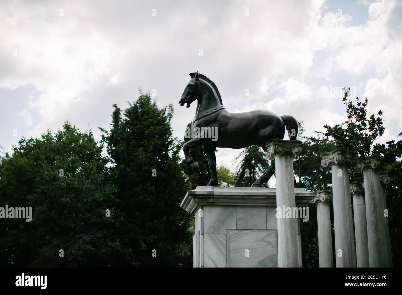 Istanbul / Turchia - 08.31.2019: Statua del cavallo. È nero e maestoso. Foto Stock