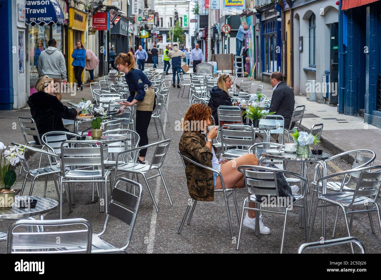 Cork, Irlanda. 2 luglio 2020. Princes Street nella città di Cork è stata pedonale per incoraggiare il mangiare all'aperto come parte dei ristoranti riaperti dopo la loro chiusura a causa del Covid-19. Credit: AGNews/Alamy Live News Foto Stock