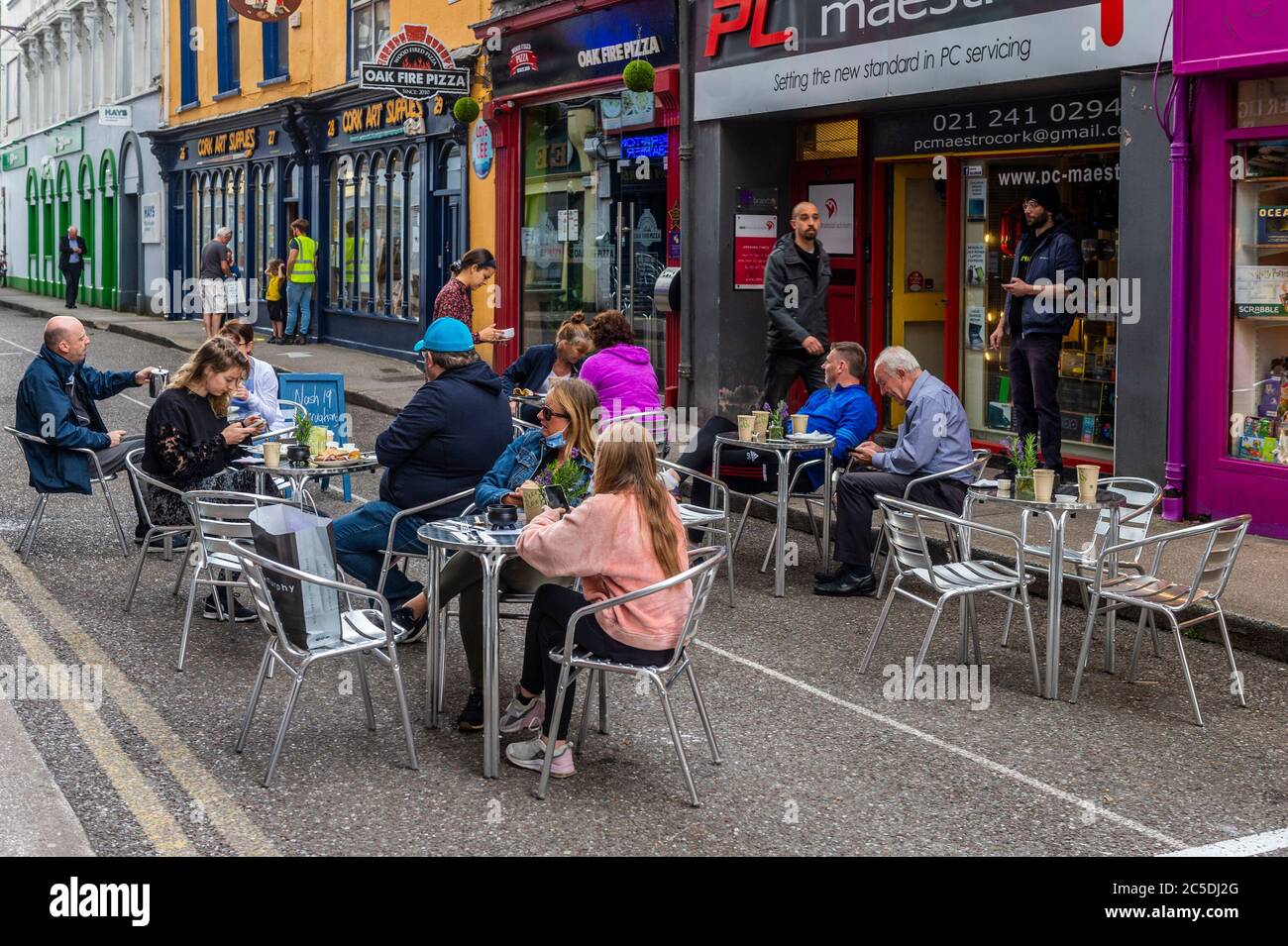 Cork, Irlanda. 2 luglio 2020. Princes Street nella città di Cork è stata pedonale per incoraggiare il mangiare all'aperto come parte dei ristoranti riaperti dopo la loro chiusura a causa del Covid-19. Credit: AGNews/Alamy Live News Foto Stock