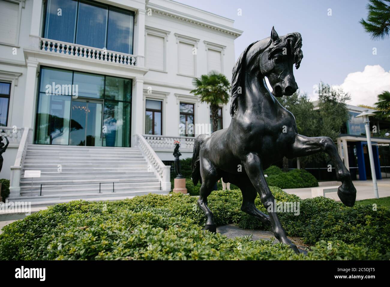 Istanbul / Turchia - 08.31.2019: Statua del cavallo. È nero e maestoso. Foto Stock