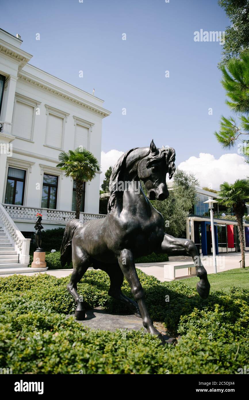 Istanbul / Turchia - 08.31.2019: Statua del cavallo. È nero e maestoso. Foto Stock