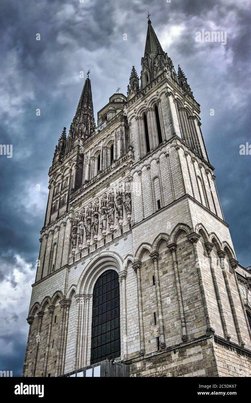 Cattedrale di Staint Maurice, Angers, Francia. L'esterno della cattedrale è caratterizzato dalla facciata, costruita in stile gotico e rinascimentale. Foto Stock