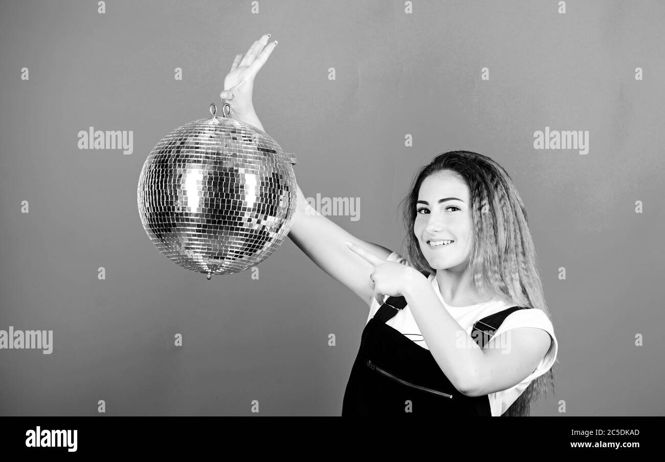 festa di compleanno felice. ballo in discoteca. festa. ragazza con ballo in discoteca. festa di natale. gestore eventi. festa goer. balla. concetto di vita notturna. pronto per divertirsi. Divertimento di festa. Foto Stock