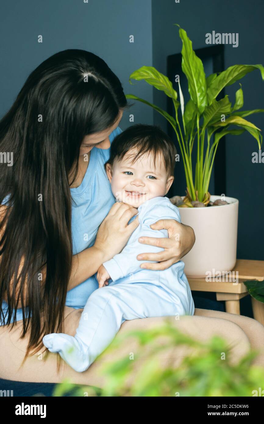 La madre gioca del suo bambino. Il bambino sta ridendo. Il concetto di comunicazione tra genitori e figli, la maternità, la formazione dell'affetto. Foto Stock