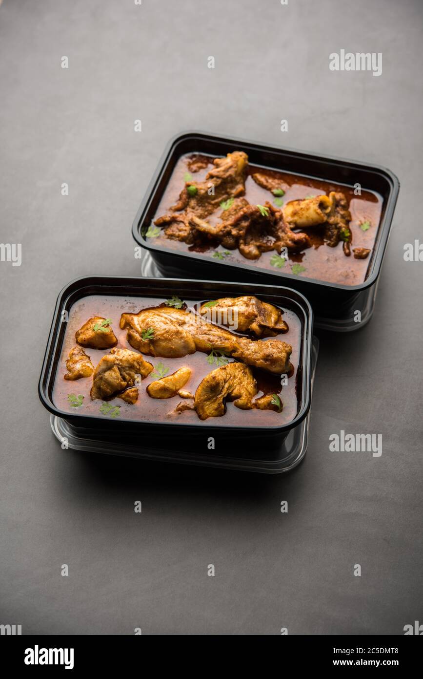 Pollo rosso curry e Mutton Masala imballati in un contenitore di plastica per la consegna Foto Stock