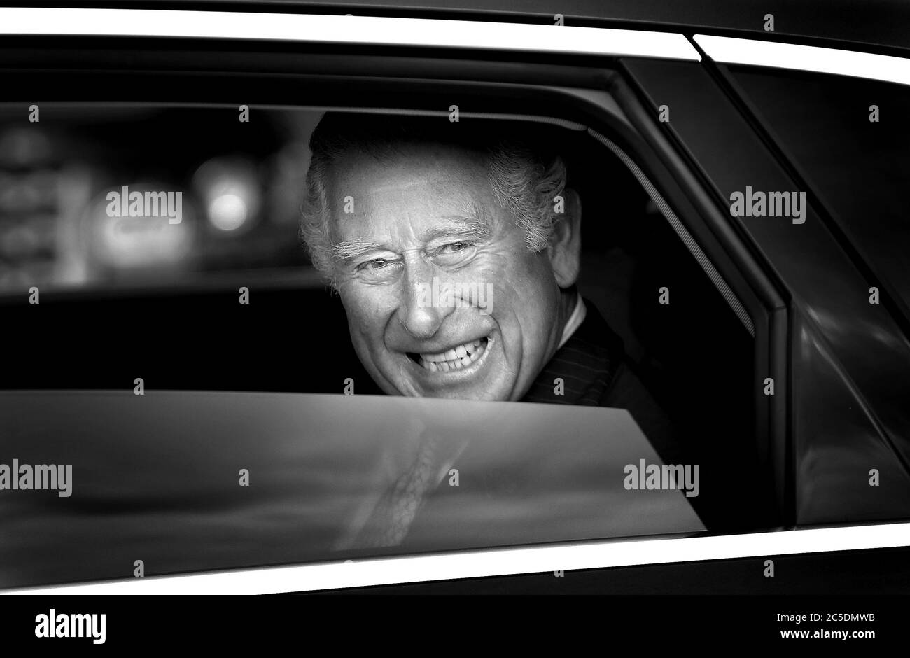 NOTA: IMMAGINE A COLORI CONVERTITA IN BIANCO E NERO il Principe del Galles parte in un'auto elettrica Audi e-tron, dopo una visita al quartier generale della metropolitana di Londra a West Kensington, Londra, per incontrare il personale del trasporto per Londra che ha contribuito a mantenere il servizio di metropolitana durante la pandemia del coronavirus. Foto Stock