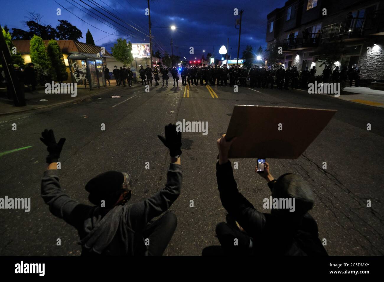 Portland, Stati Uniti. 30 giugno 2020. I manifestanti si confrontano con la polizia su Lombard Street a North Portland, Ore., il 30 giugno 2020, mentre le dimostrazioni quotidiane contro la brutalità della polizia derivante dall'assassinio di George Floyd continuano fino al secondo mese. (Foto di Alex Milan Tracy/Sipa USA) Credit: Sipa USA/Alamy Live News Foto Stock