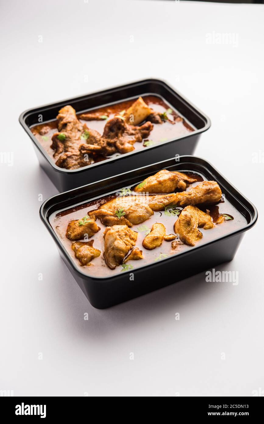 Pollo rosso curry e Mutton Masala imballati in un contenitore di plastica per la consegna Foto Stock