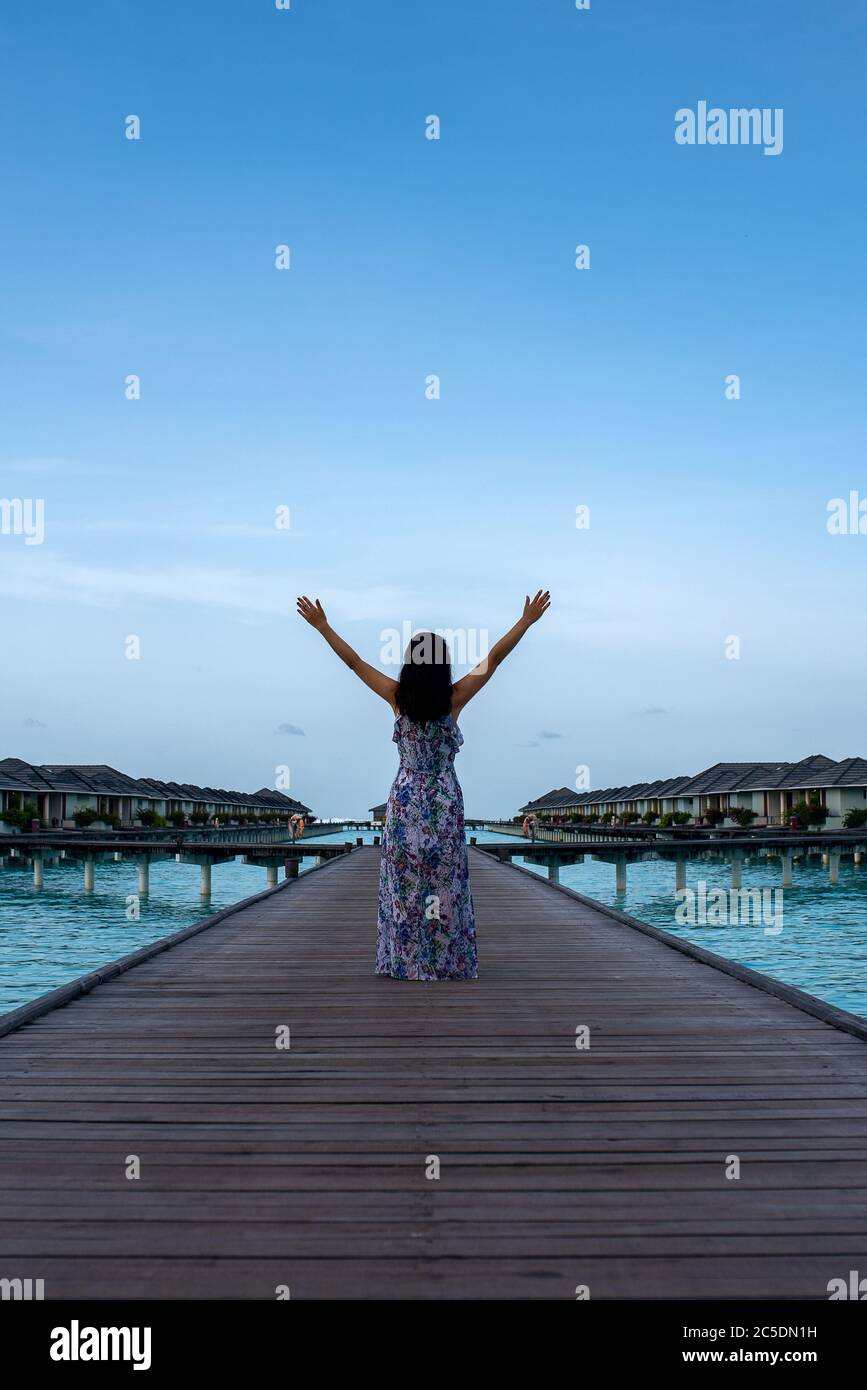 Sabbia bianca, cielo blu nuvoloso e mare cristallino di spiaggia tropicale. Vacanza al Paradise. Ocean Beach relax, viaggio alle isole Maldive Foto Stock