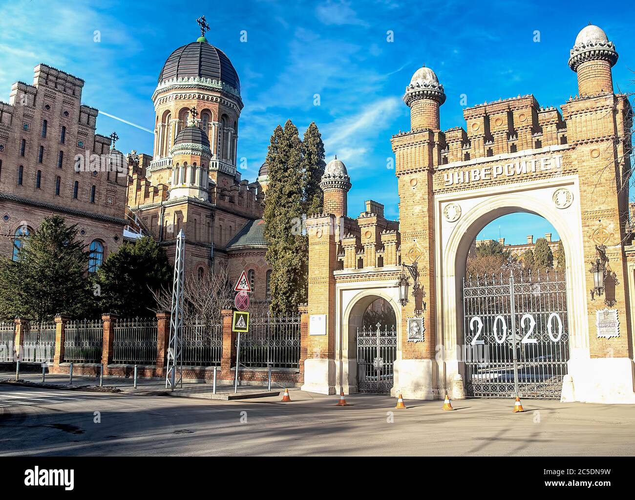 Ingresso all'Università nazionale Yurii Fedkovych Chernivtsi in Ucraina, anno 2020. Foto Stock