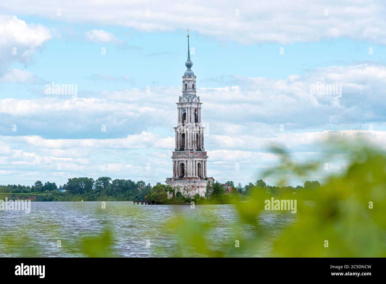 Kalyazin allagato Belfry o campanile sul fiume Volga è una parte della vecchia chiesa sommersa nella vecchia città russa Kalyazin in Russia Foto Stock