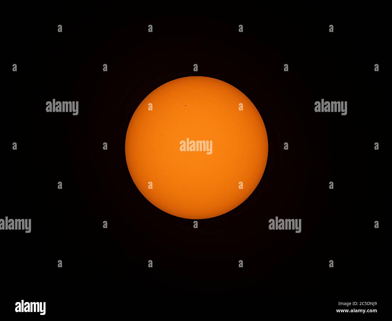 Vista del sole l'11 giugno 2020, incluso un posto solare. I riacutizzazioni solari registrati quella settimana sono stati i più grandi dal 2017. Foto Stock