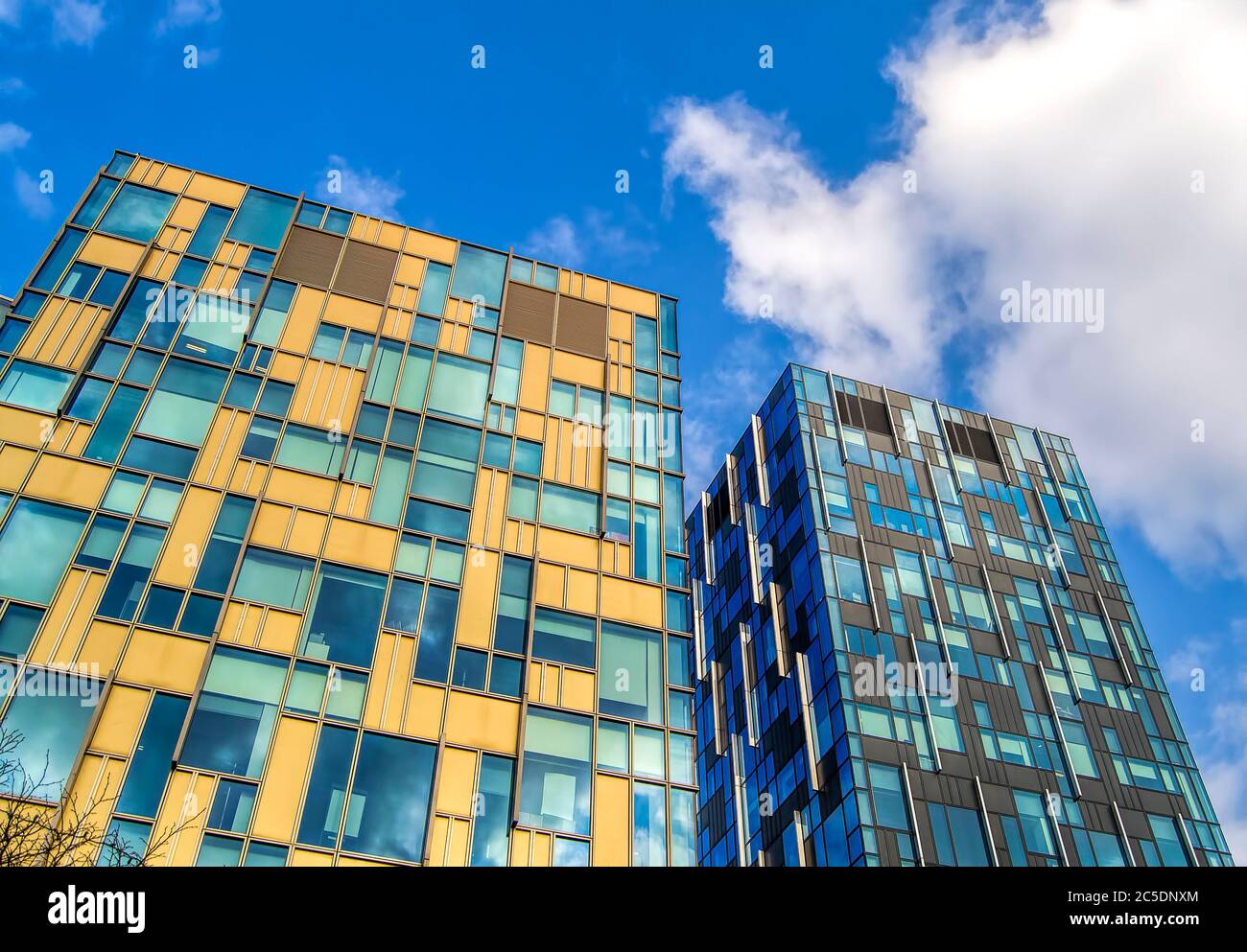 Edifici moderni e colorati, alti e con un cielo blu. Foto Stock