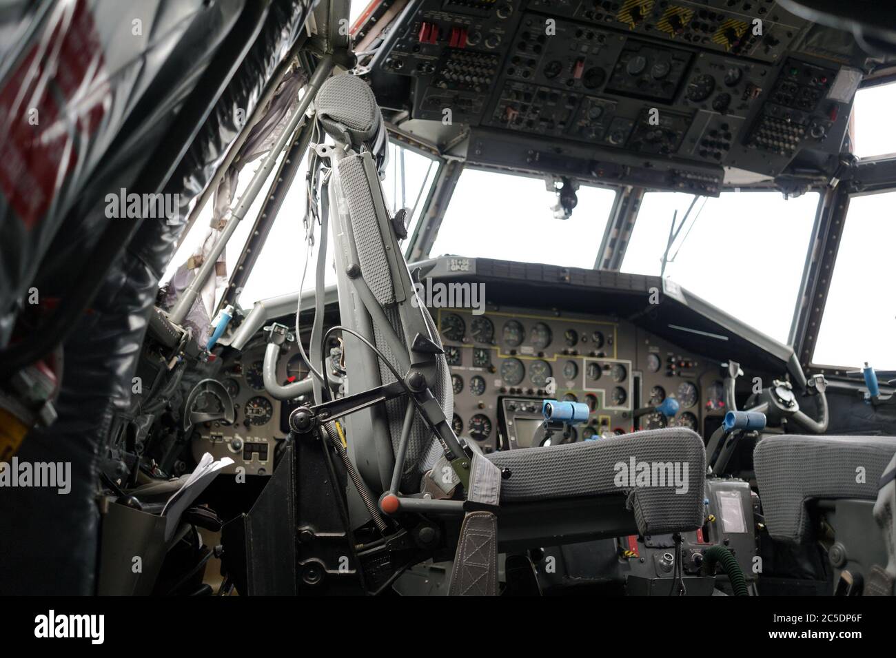 Cabina di pilotaggio di un aereo di grandi dimensioni - sedile e quadro strumenti con comandi, joystick, display, manopole e spie Foto Stock