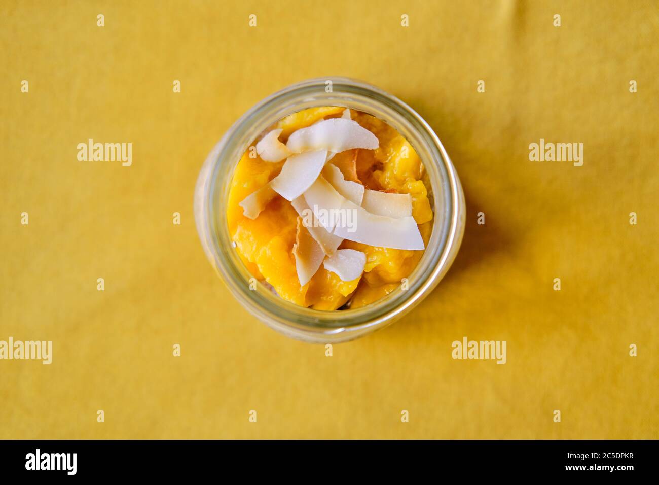 Pudding di semi di Cia di Mango in un vaso di vetro Foto Stock