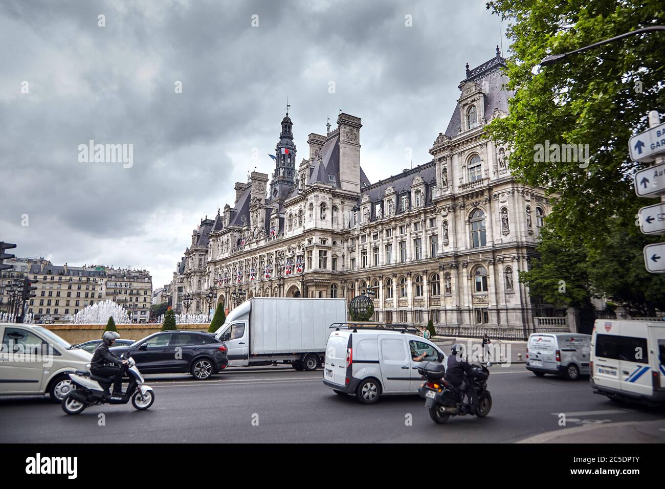 Parigi, Francia - 18 giugno 2015: Facciata dell'Hotel de Ville de Paris (Municipio). Auto per strada Foto Stock