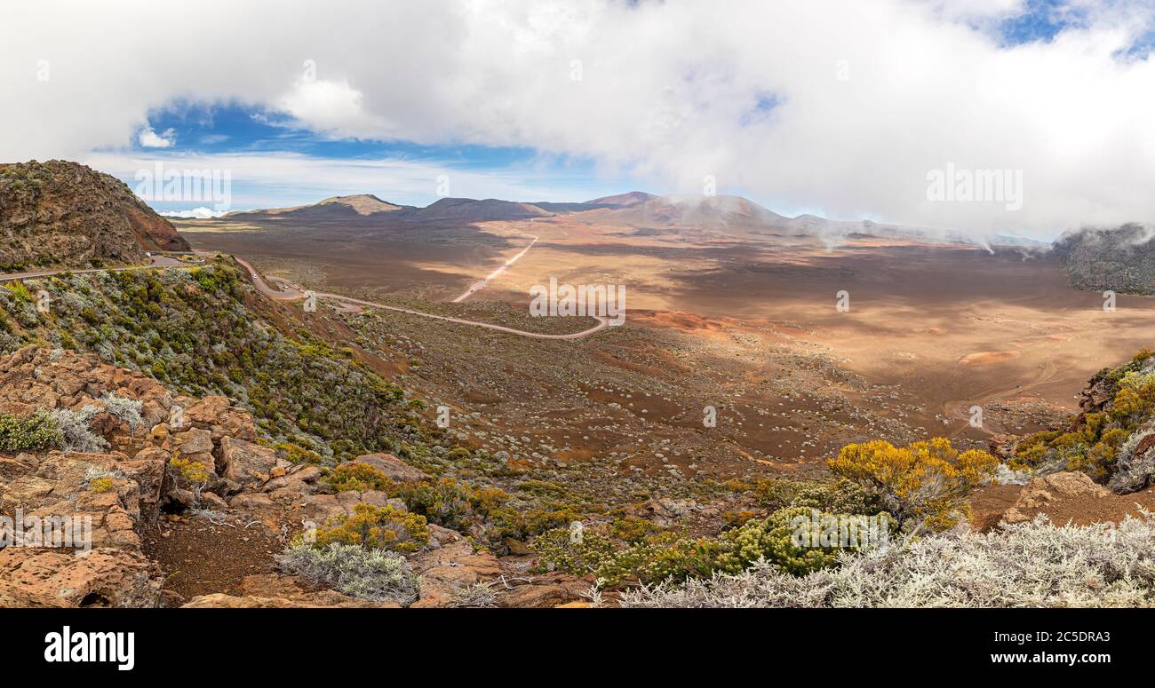 Vista panoramica della Plaine des Sable con la strada per il vulcano Piton de la Fournaise sull'isola la Reunion Foto Stock