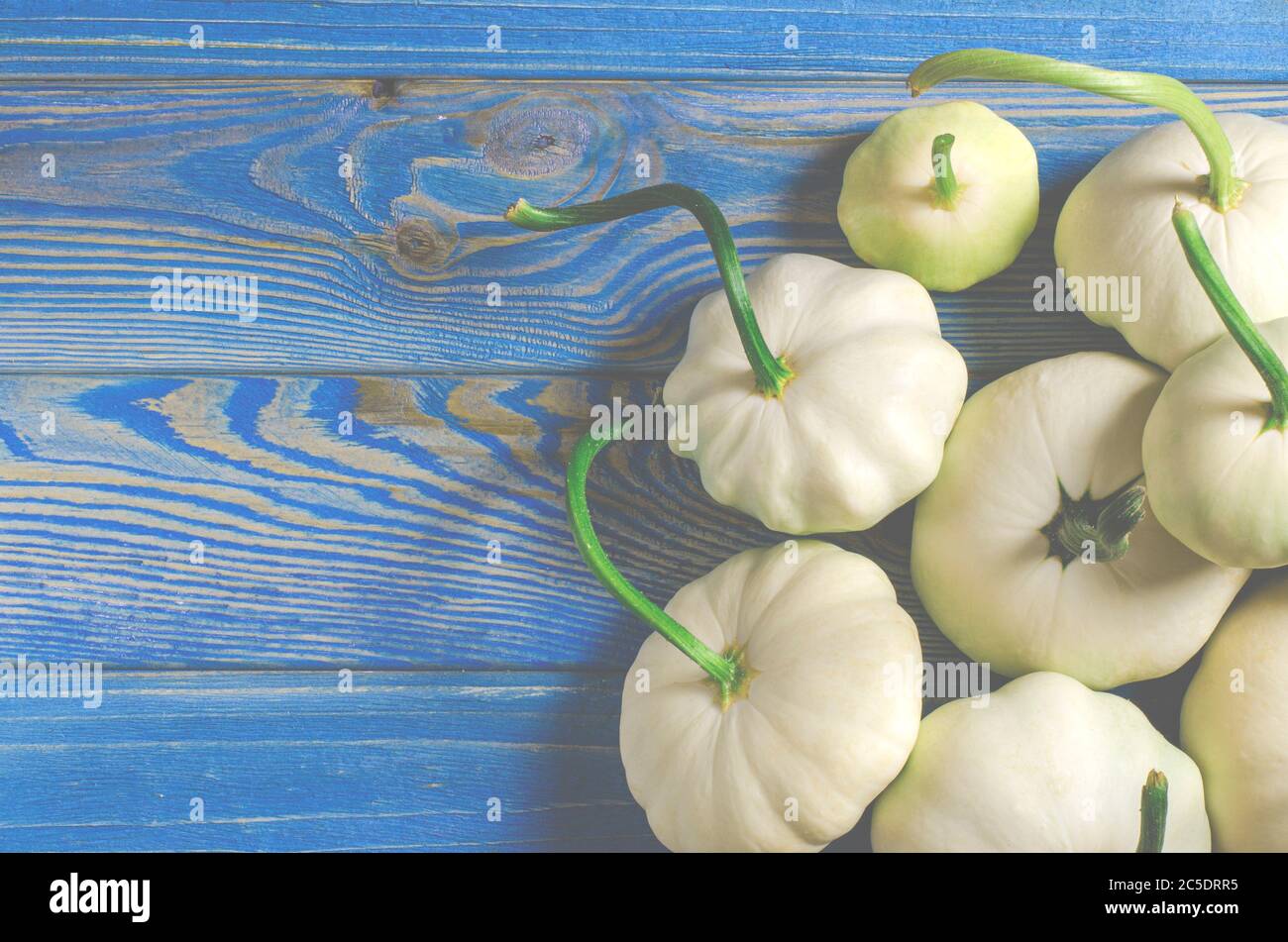 Raccolta di verdure da giardino biologiche. I giovani patrisoni giacciono su un tavolo boscoso Foto Stock