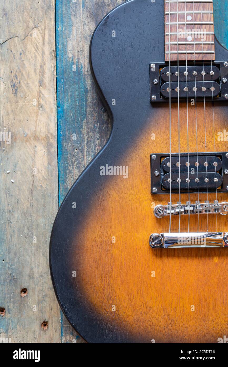 Corpo elettrico della chitarra. Strumento musicale in legno. Dettagli chitarra. Ponte di chitarra con corde. Foto Stock