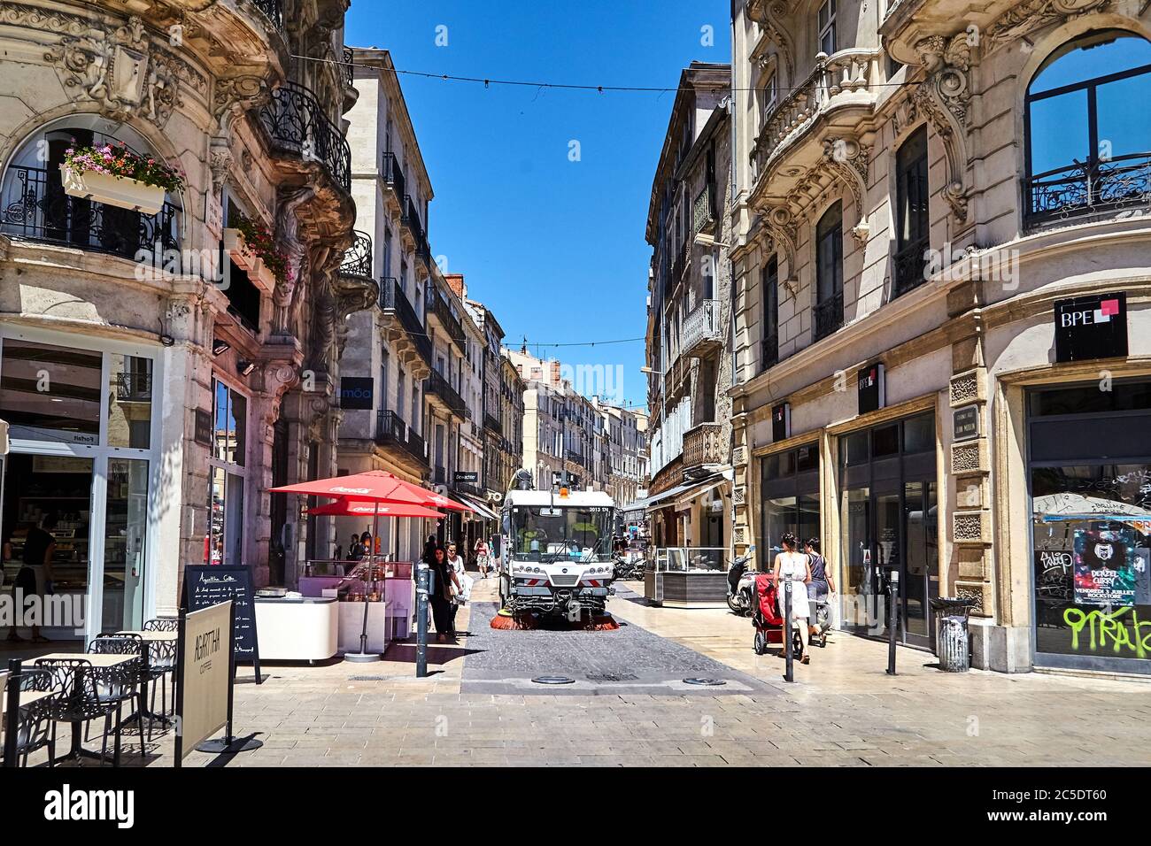 MONTPELLIER, FRANCIA - 24 giugno 2015: L'auto speciale pulisce la strada cittadina. Spazzatrice stradale Foto Stock