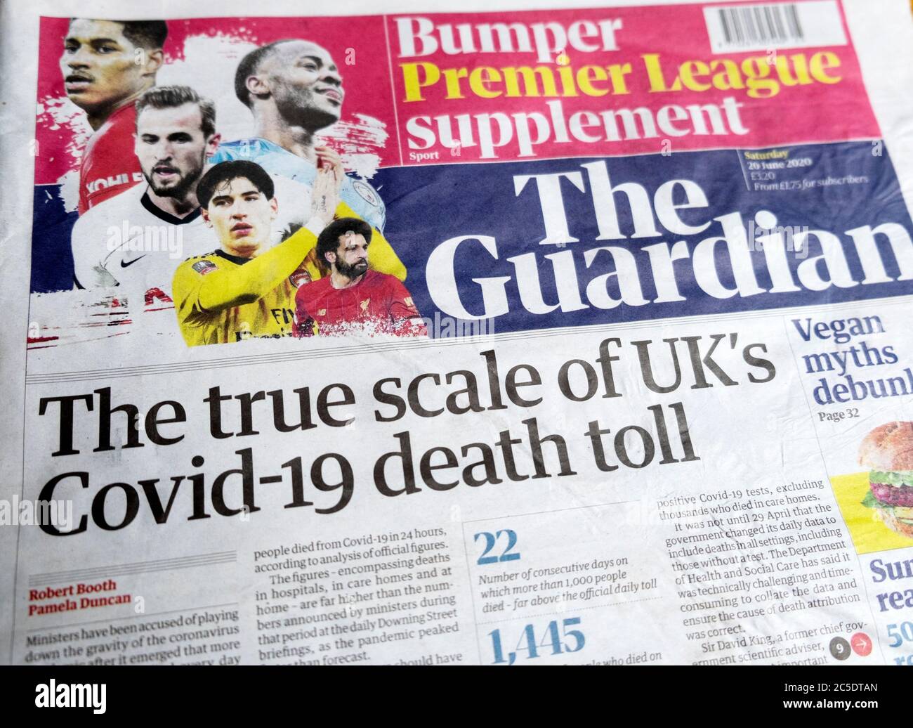 "La vera scala del numero di morti del Covid-19 britannico" titolo del giornale sulla prima pagina del Guardian 20 giugno 2020 Londra Inghilterra UK Foto Stock