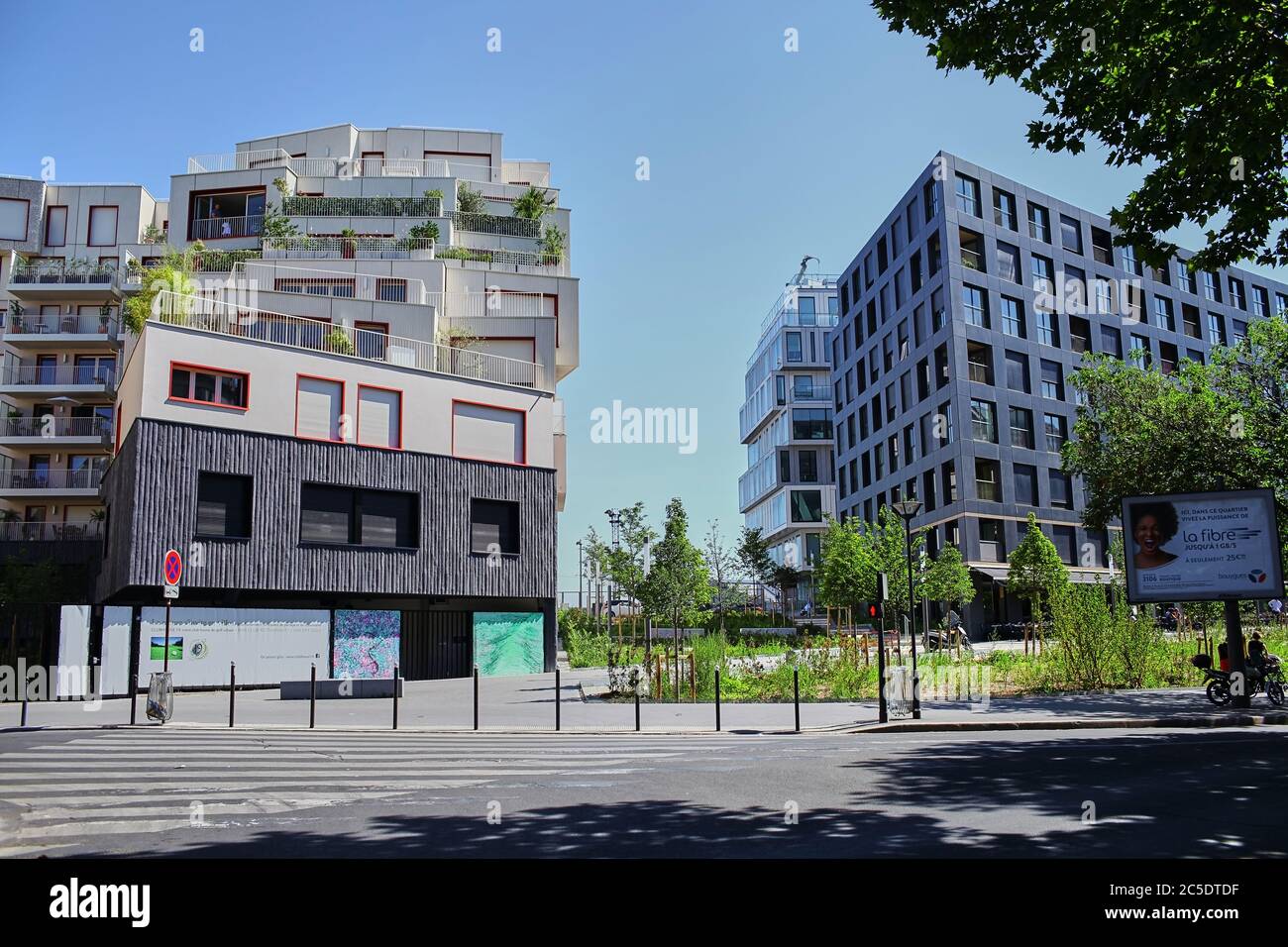 Parigi, Francia - 28 giugno 2015: Eco-quartier Clichy-Batignolles. Nuova architettura moderna. Cielo blu. Estate giorno di sole Foto Stock
