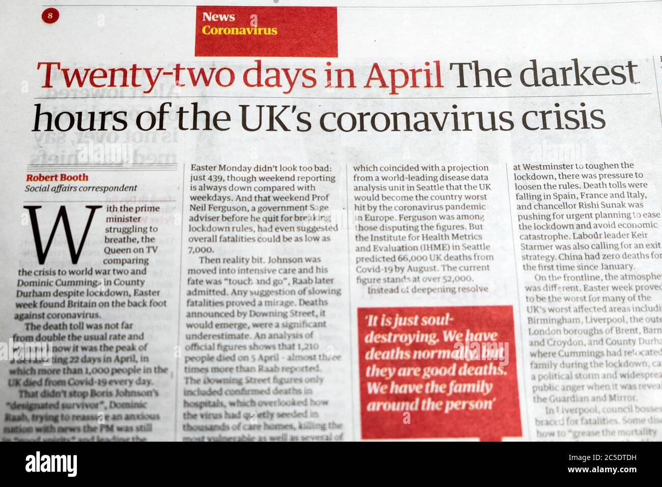 ' 'ventidue giorni in aprile' le ore più buie della crisi del coronavirus britannico' articolo all'interno della pagina giornale Guardiano 20 Giugno 2020 UK Foto Stock