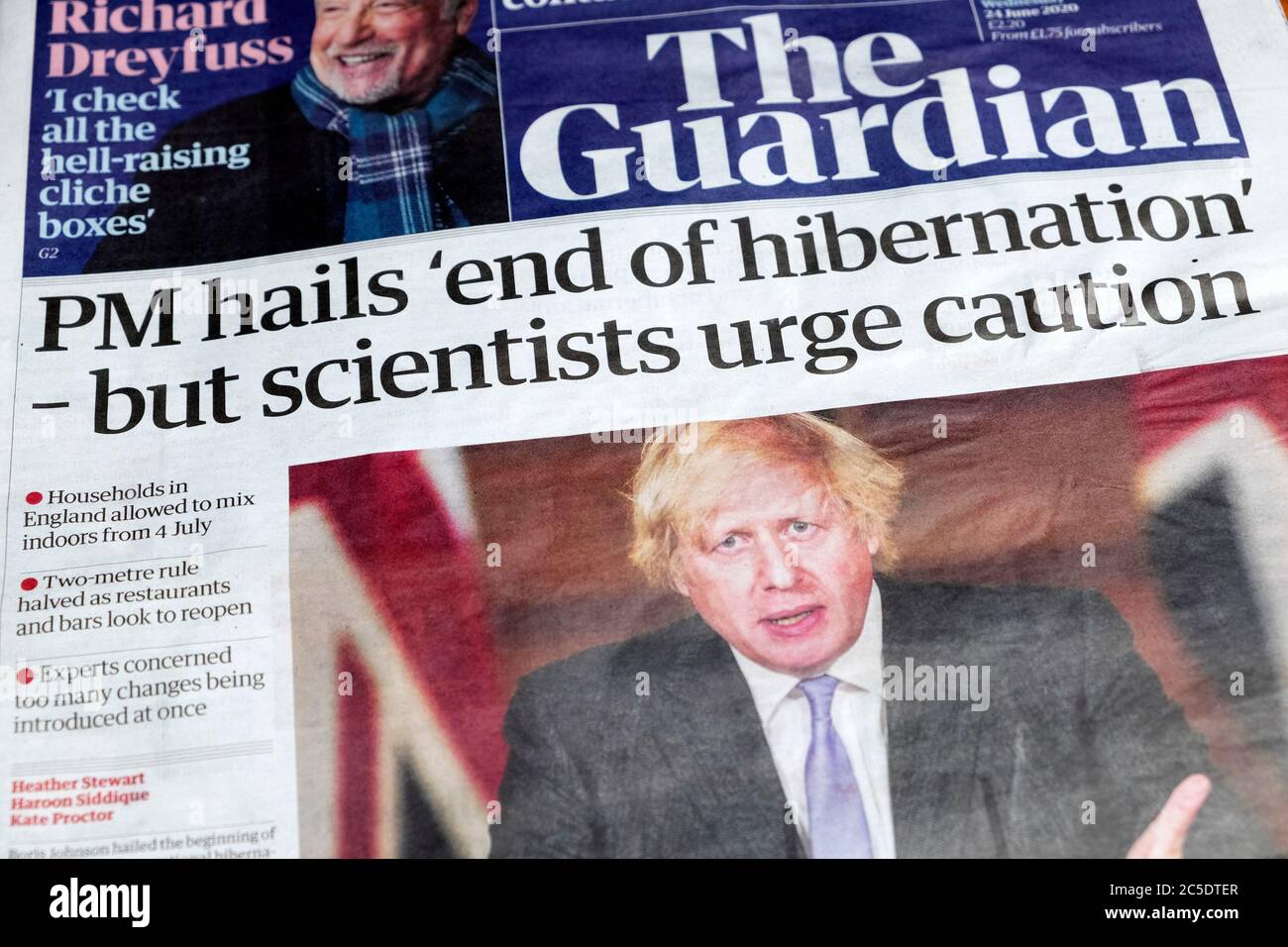 Titolo del giornale sulla prima pagina del Guardian Boris Johnson ''PM hils 'fine della sospensione' - ma gli scienziati sollecitano la cautela' Londra UK 24 giugno 2020 Foto Stock