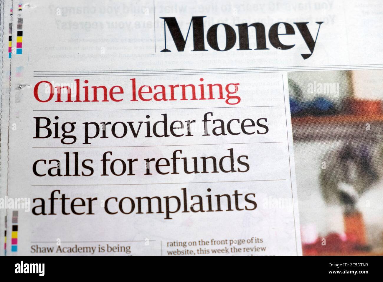 Titolo del giornale nella sezione soldi del giornale Guardian 'l'apprendimento in linea il grande fornitore affronta le chiamate per i rimborsi dopo le denunce' 13 giugno Londra UK Foto Stock