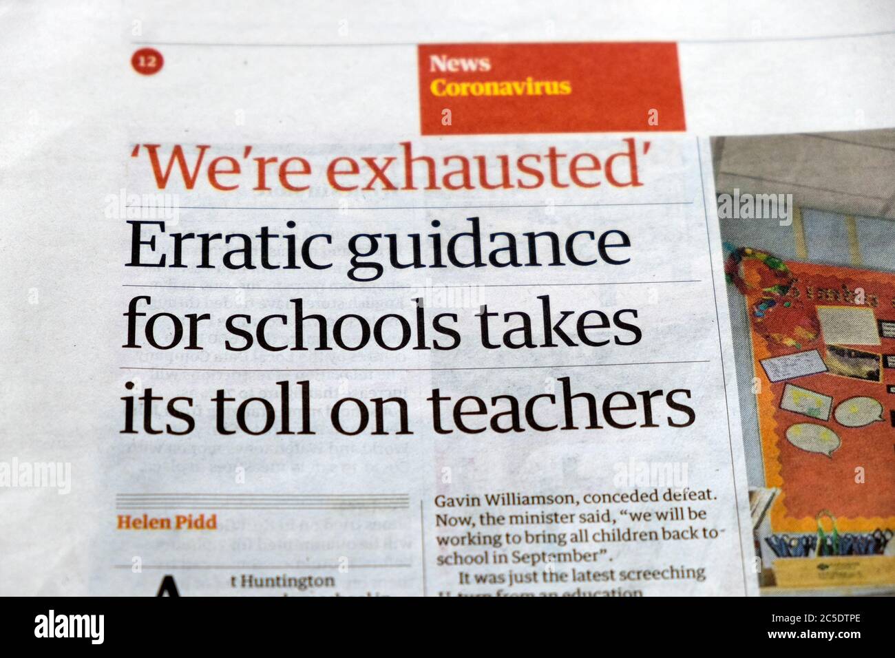 ' 'Siamo esausti' la guida erratica per le scuole prende il suo tributo sull'articolo di notizie degli insegnanti Coronavirus all'interno della pagina giornale Guardian 13 Giugno 2020 UK Foto Stock
