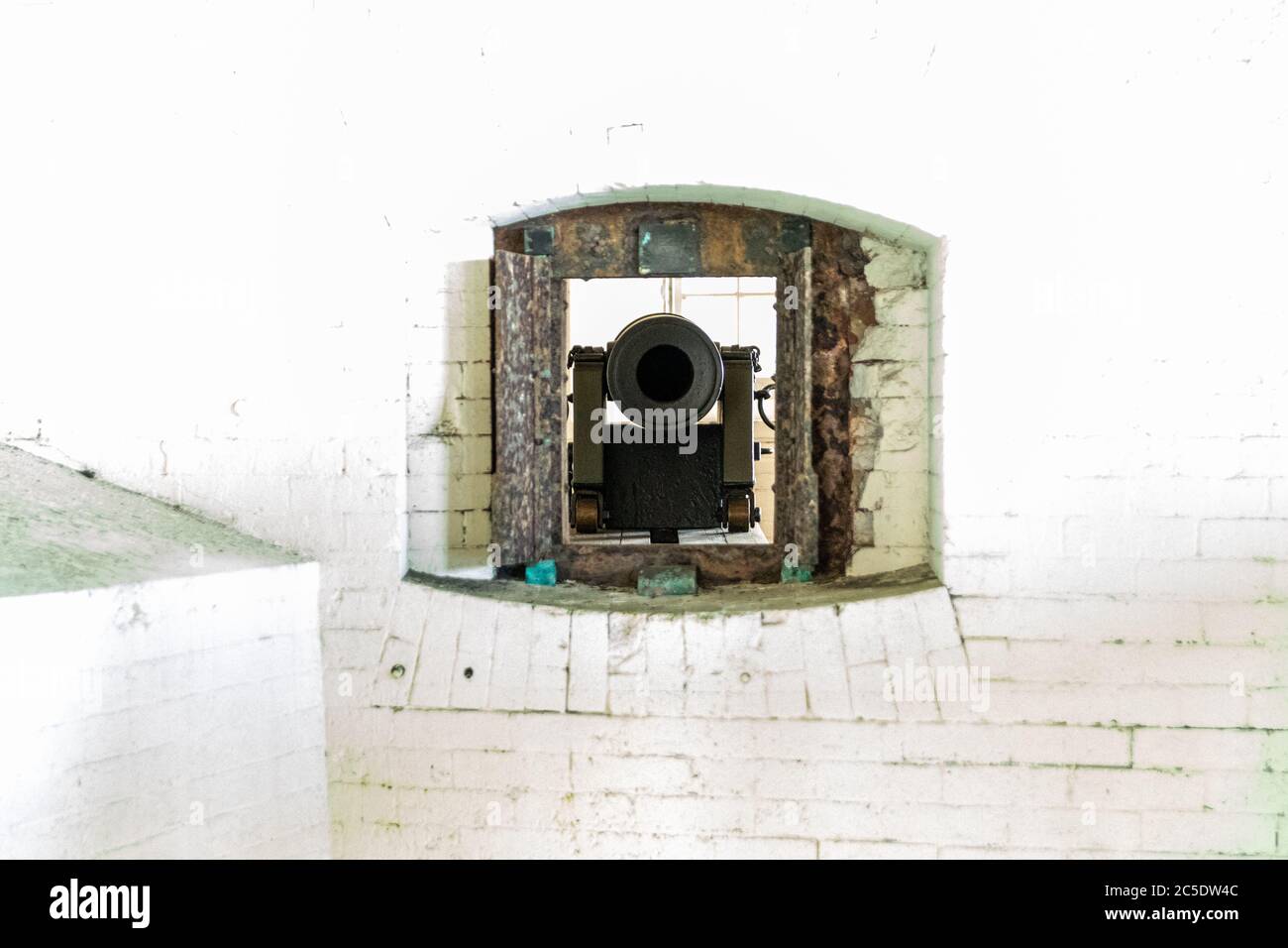 Vista del porto delle armi che copre l'ingresso principale, la prigione di Alcatraz Foto Stock