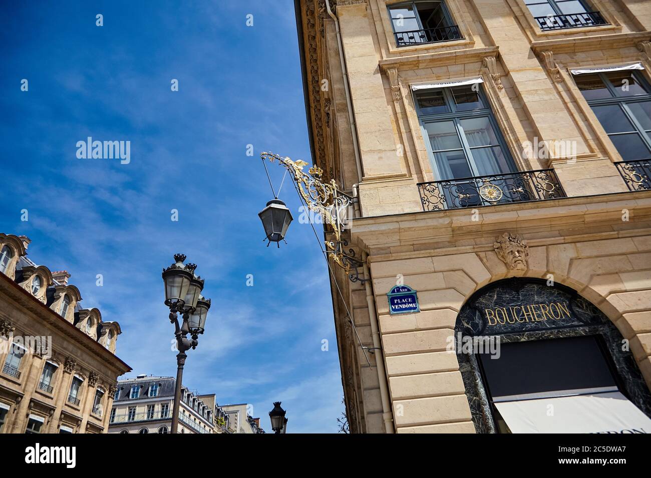 Parigi, Francia - 29 giugno 2015: Bella vecchia lampada da strada appesa all'angolo della facciata dell'edificio in Place Vendome Foto Stock