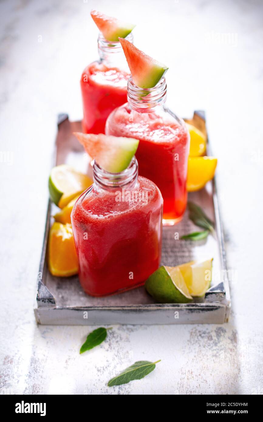 Bevanda di cocomero in vasetti.bevanda a basso contenuto di grassi.frullato delizioso.cibo sano e dessert. Foto Stock