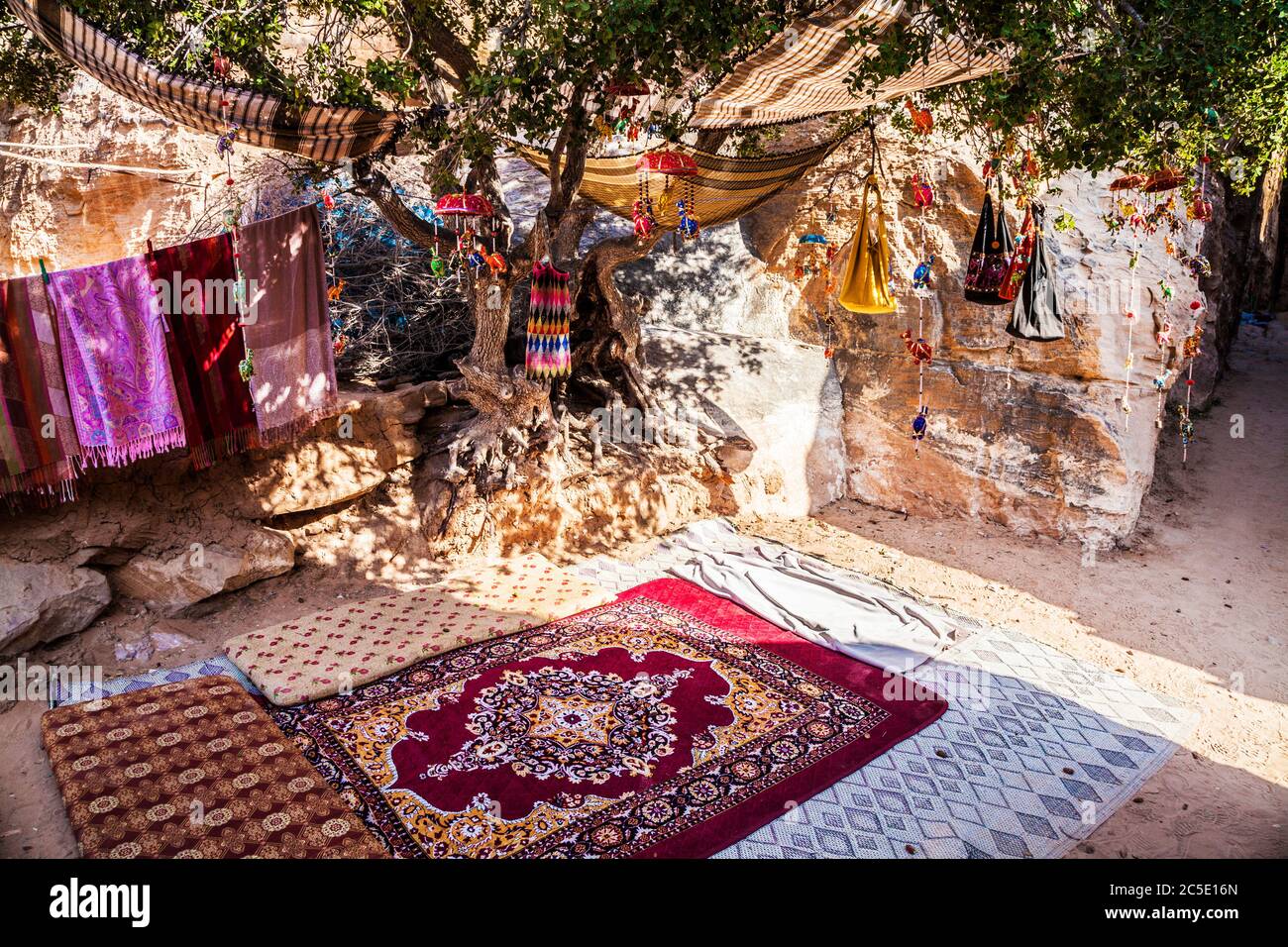 Souvenir turistici in mostra a Siq al-Barid o Little Petra in Giordania. Foto Stock