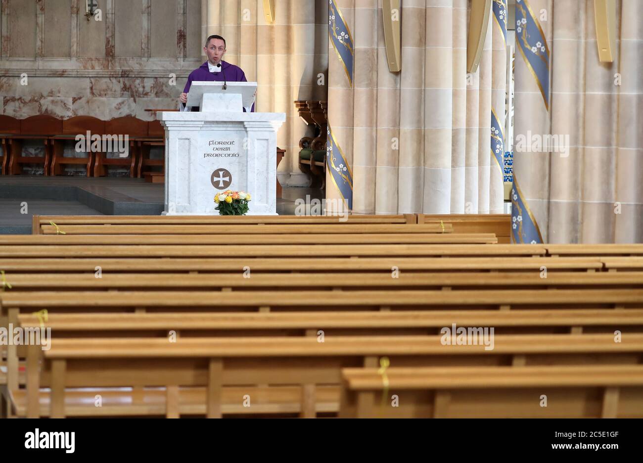 Il cannone Gerald Sharkay alla Cattedrale di St Andrew, Glasgow, durante una messa in streaming online a causa di misure di distanza sociale, segna l'ottantesimo anniversario della morte di circa 100 scozzesi italiani durante la seconda guerra mondiale, naufragati dalla stella Arandora, Un transatlantico convertito che veniva utilizzato per trasportare gli internati e i prigionieri di guerra in Canada, quando fu affondato da un siluro da una nave a U al largo della costa irlandese. Foto Stock