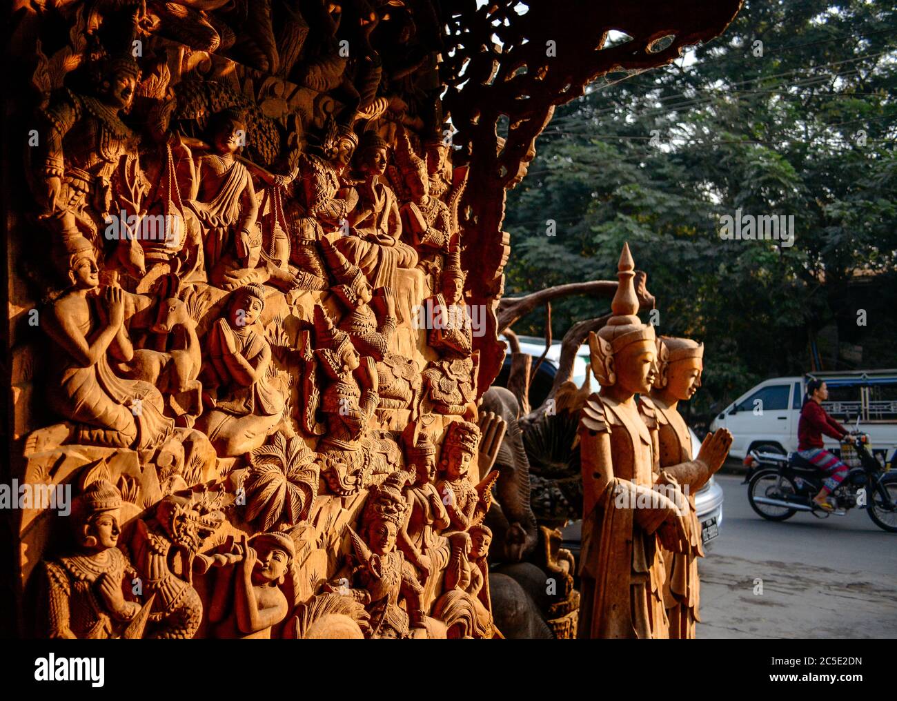 Statue di legno di Buddha a Mandalay, Myanmar. Buddha con una varietà di movimenti scolpiti su legno per la vendita. Foto Stock