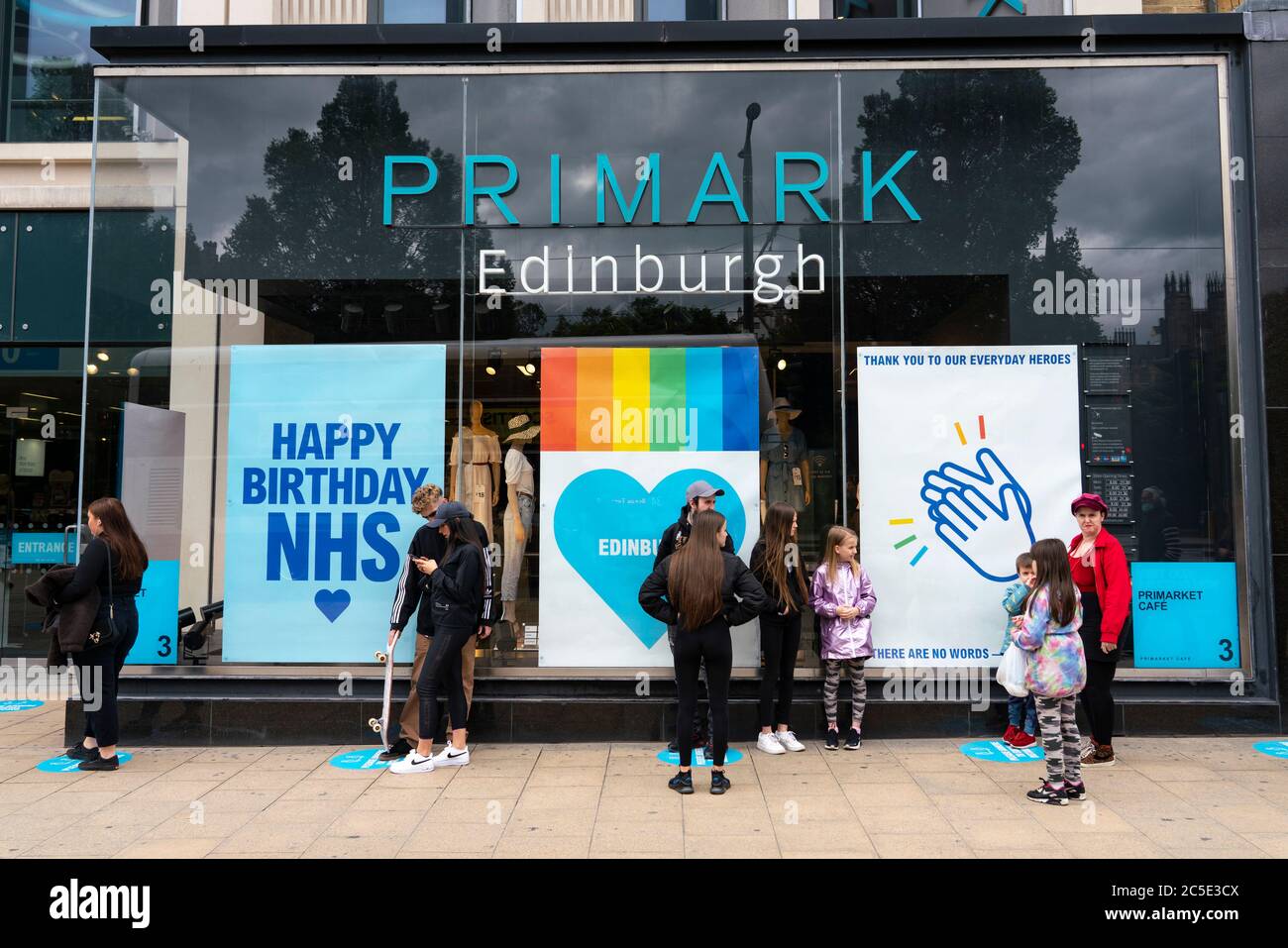 Edimburgo, Scozia, Regno Unito. 2 luglio 2020. Il tempo era bello e molti acquirenti si sono portati su Princes Street a Edimburgo. Ancora occupato con la gente che accadeva intorno al blocco era Primark. Iain Masterton/Alamy Live News Foto Stock